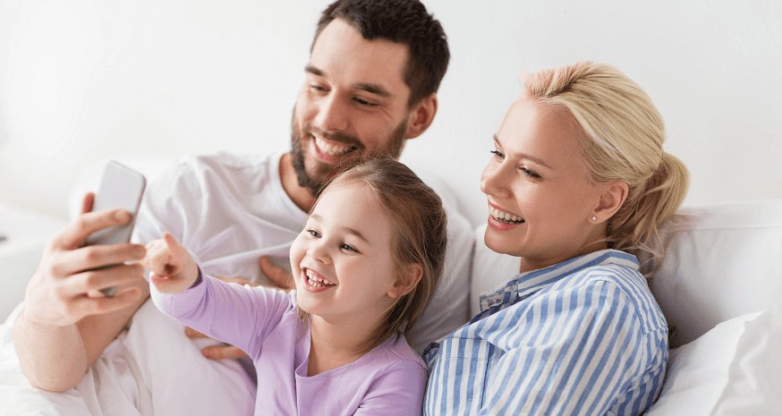 Familie mit Kind zu Hause, sicher geschützt durch eine Alarmanlage