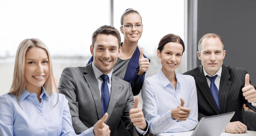Team eines Unternehmens im Büro – Alarmanlage und Videoüberwachung für Gewerbe