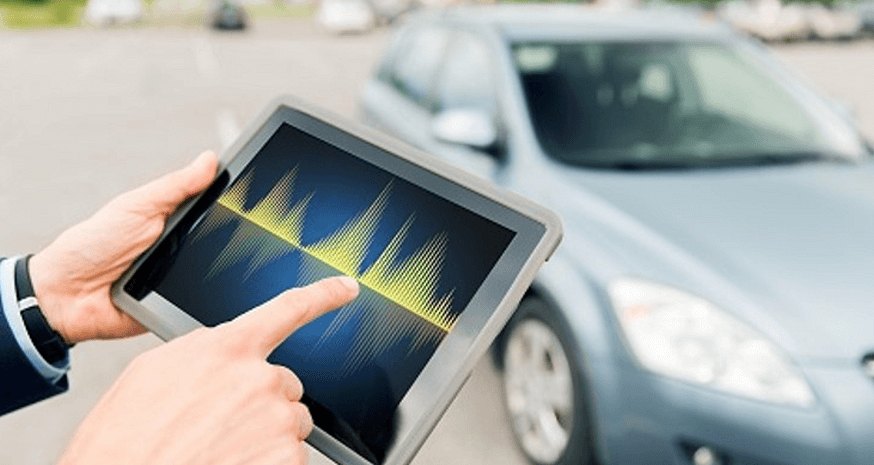 Parkplatzüberwachung: Live-Bild auf dem Tablet, im Hintergrund ein Fahrzeug